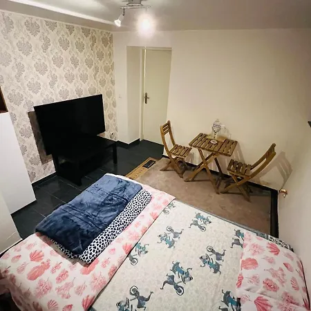 Cosy & Separate 1 Bedroom In A Big House Apartment